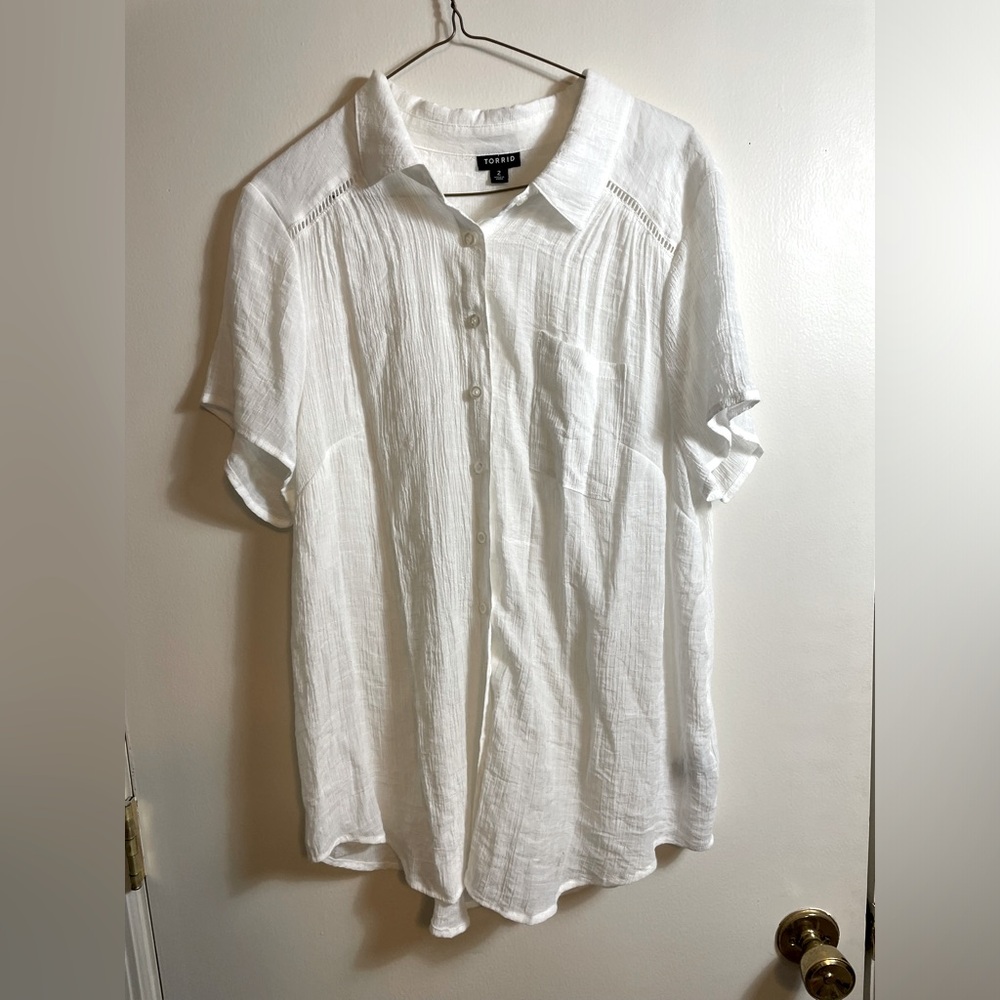 Torrid White Lightweight Short Sleeve Button-Up Shirt Size 2 (18/20)
